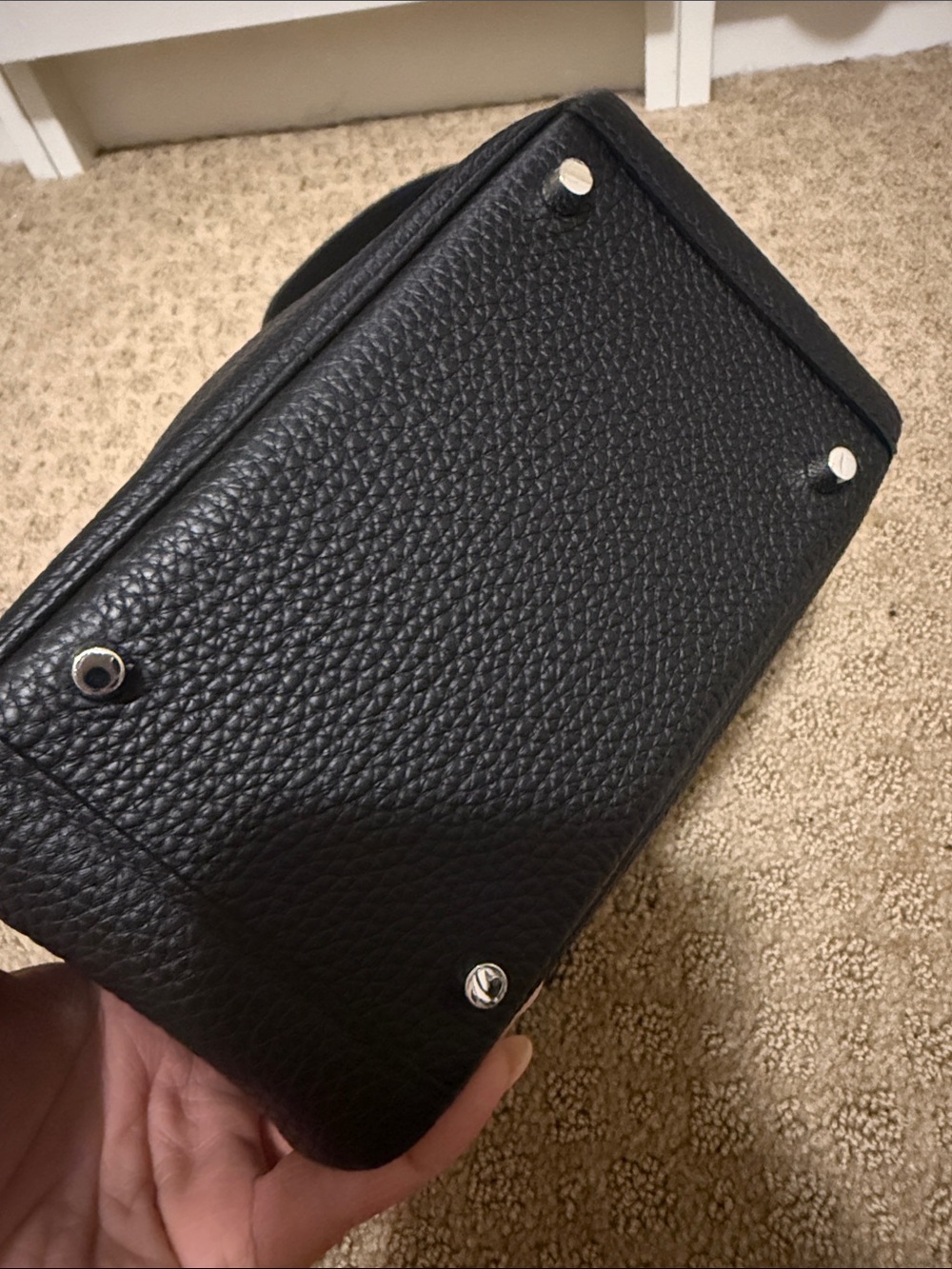 Pebbled Black Leather Crossbody with Silver Turn-Lock. Soft leather - Picture 4 of 5